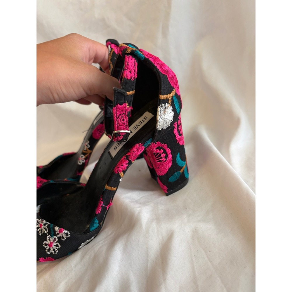 Steve Madden Mirna Black Floral Embroidered Block Heels Ankle Strap Sandals 6.5M - Picture 2 of 6